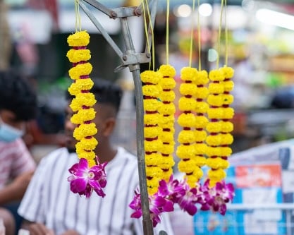 在排灯节期间在小印度销售的五彩缤纷的花环。