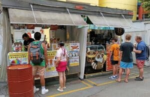 位于丁加奴街的牛车水街市摊位