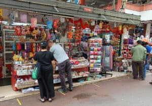 位于硕莪街的牛车水街市摊位